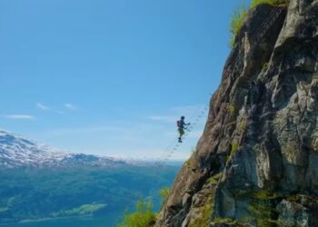 Noruega inaugura escalera flotante a 800 metros de altura