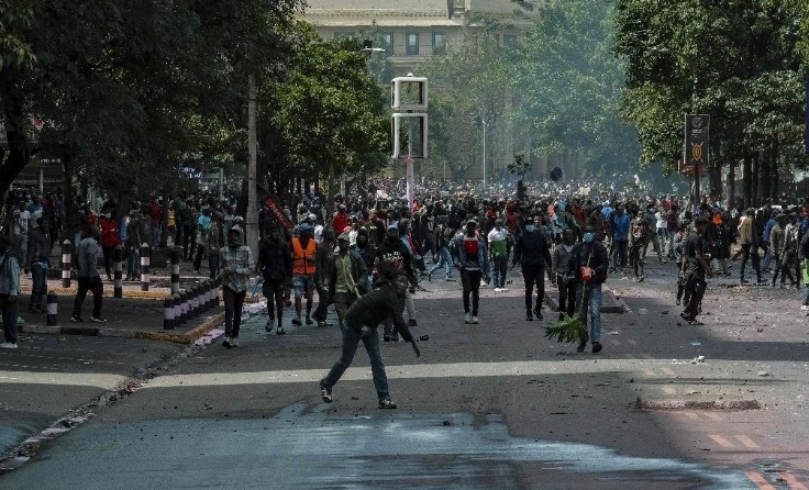 Gobierno de Kenia retira propuesta de impuestos tras disturbios