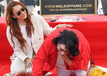 Hollywood honra a Jenni Rivera; Doña Rosa llora junto a su estrella