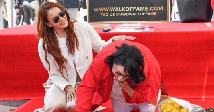 Hollywood honra a Jenni Rivera; Doña Rosa llora junto a su estrella