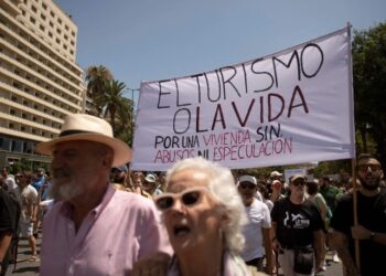 Ciudadanos de Málaga y Cádiz protestan por las consecuencias del turismo descontrolado