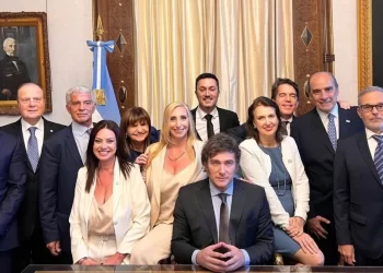 Nuevo jefe de gabinete de Argentina toma posesión sin presencia de periodistas