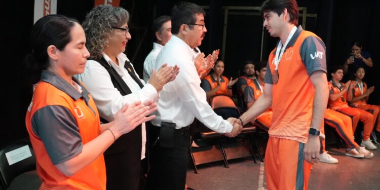 Reconoce la UAT a estudiantes destacados