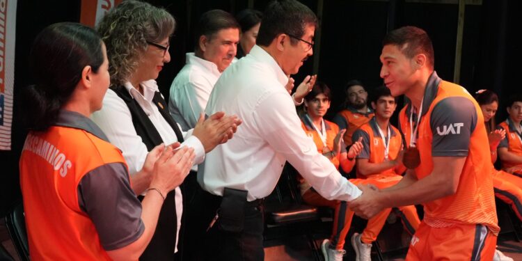 Reconoce la UAT a estudiantes destacados