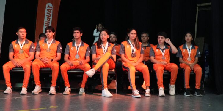 Reconoce la UAT a estudiantes destacados