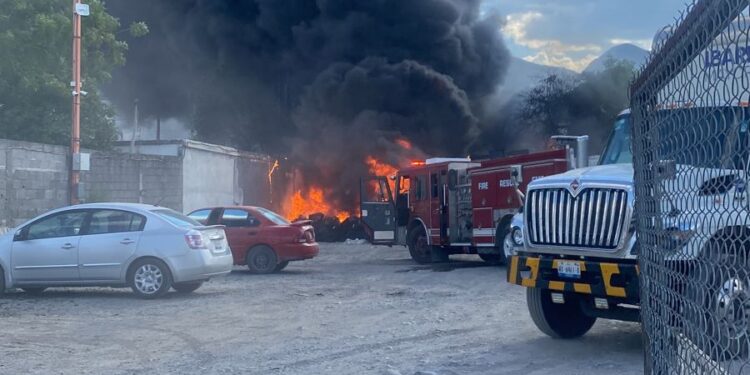 Incendio devora un auto y un camión en Almacenes Ibarra de Col. Banrural de Cd. Victoria