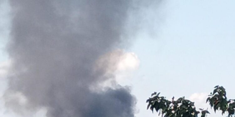 Incendio devora un auto y un camión en Almacenes Ibarra de Col. Banrural de Cd. Victoria