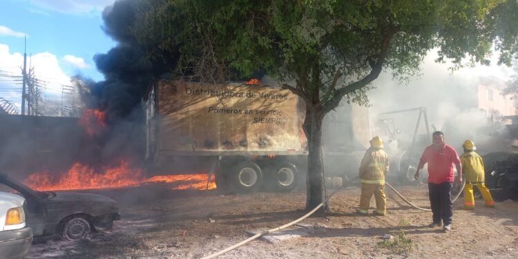 Incendio devora un auto y un camión en Almacenes Ibarra de Col. Banrural de Cd. Victoria