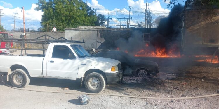 Incendio devora un auto y un camión en Almacenes Ibarra de Col. Banrural de Cd. Victoria