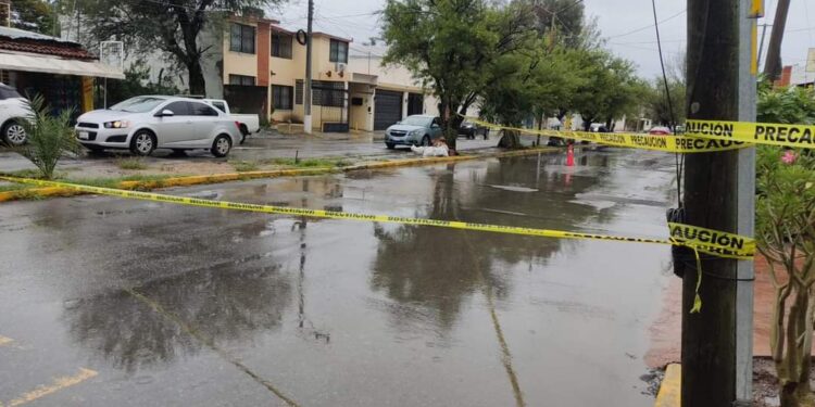 Por riesgo de hundimiento, cierran carril de calle Michoacán