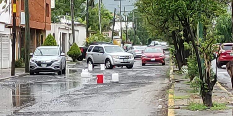 Por riesgo de hundimiento, cierran carril de calle Michoacán