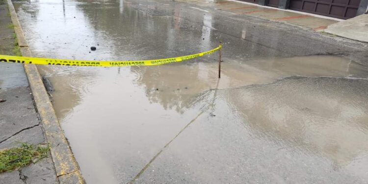 Por riesgo de hundimiento, cierran carril de calle Michoacán