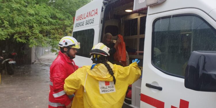 Casa se derrumba por humedad, dos heridos