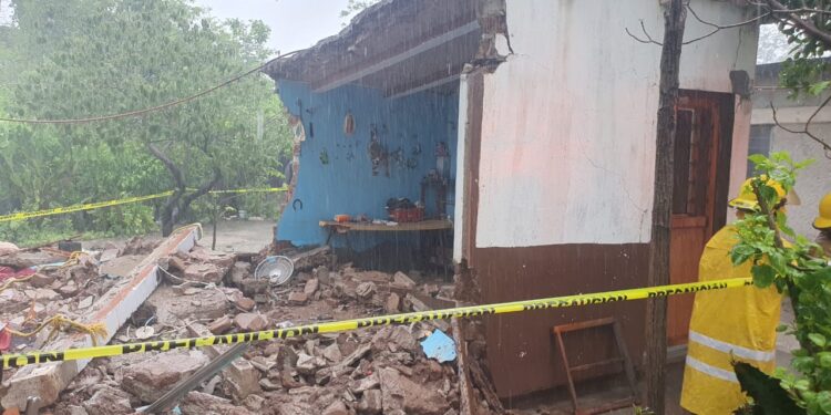 Casa se derrumba por humedad, dos heridos