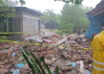 Casa se derrumba por humedad, dos heridos