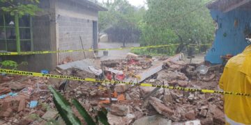 Casa se derrumba por humedad, dos heridos