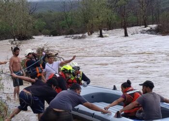 Rescatan a cuatro personas atrapadas por creciente del río Chihue