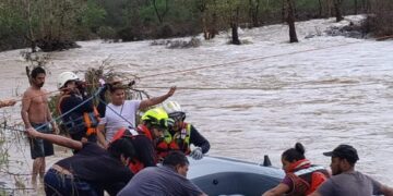 Rescatan a cuatro personas atrapadas por creciente del río Chihue