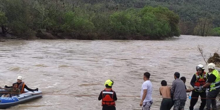 Rescatan a cuatro personas atrapadas por creciente del río Chihue
