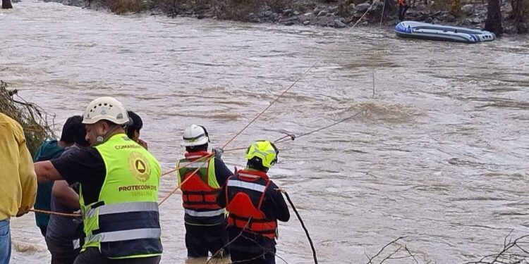 Rescatan a cuatro personas atrapadas por creciente del río Chihue