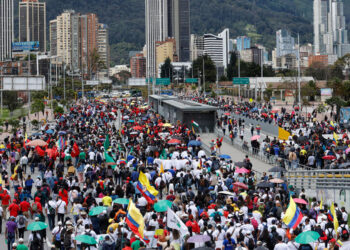 Bogotá se llena de maestros en rechazo a cambios en la ley educativa