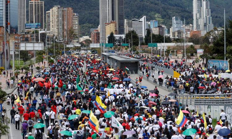 Bogotá se llena de maestros en rechazo a cambios en la ley educativa