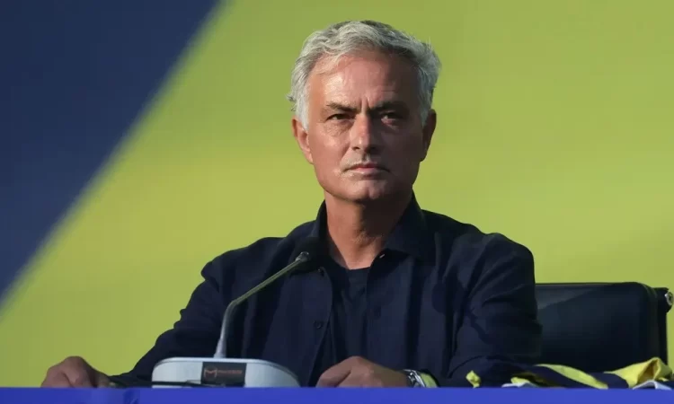 José Mourinho fue presentado como entrenador de Fenerbahçe