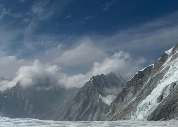 Alpinista japonés hallado sin vida en Pakistán; su compañero sigue desaparecido