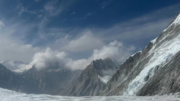 Alpinista japonés hallado sin vida en Pakistán; su compañero sigue desaparecido