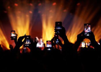 Controversias y Escándalos de Celebridades de Internet: Lo Que Podemos Aprender