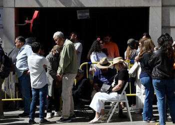 Largas filas y enfado en votaciones de mexicanos en Madrid y París