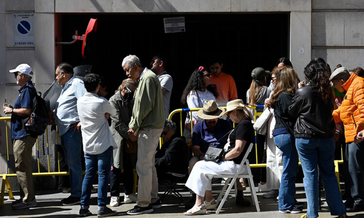 Largas filas y enfado en votaciones de mexicanos en Madrid y París