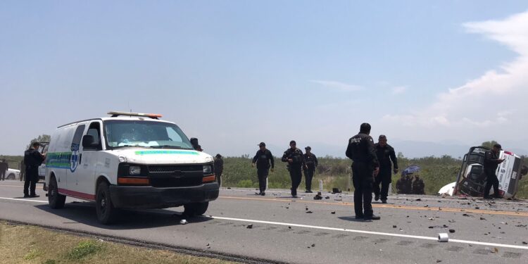 Choque frontal de patrulla y auto en carretera Victoria-Tampico: un muerto y seis heridos