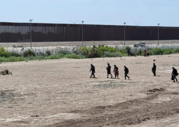 El albergue que planta cara a la política antimigrante de Texas: “Es solo el principio”