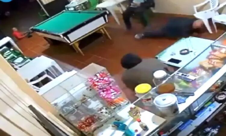 Anciano dispara a amigos tras no recibir ayuda y provoca dos muertes