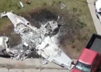 Avión se estrella en el patio de una casa en Colorado; vecinos rescatan a víctimas