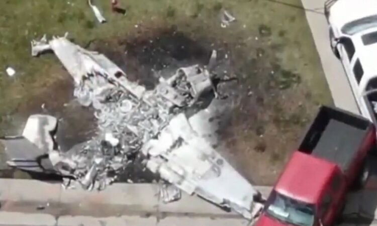 Avión se estrella en el patio de una casa en Colorado; vecinos rescatan a víctimas