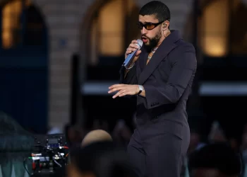 Bad Bunny deslumbra en París con presentación en Vogue World 2024