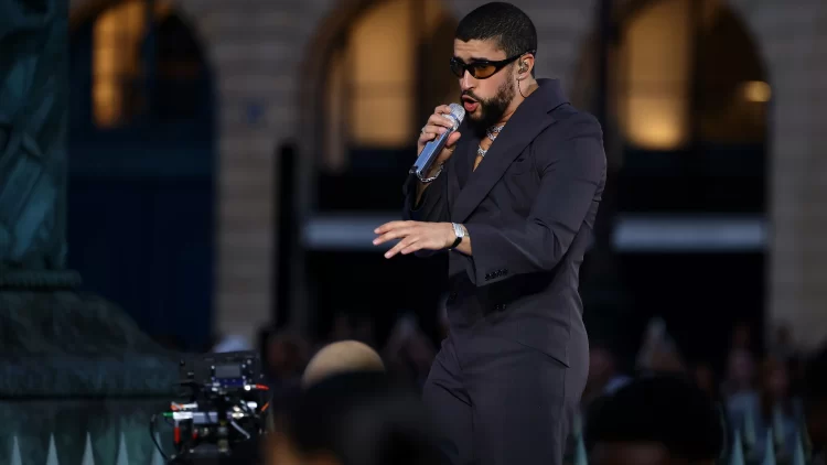 Bad Bunny deslumbra en París con presentación en Vogue World 2024