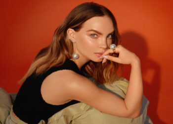 Belinda usa disfraz de aerolínea para esquivar a reporteros en CDMX