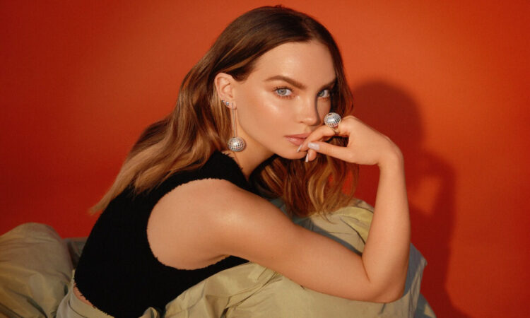 Belinda usa disfraz de aerolínea para esquivar a reporteros en CDMX