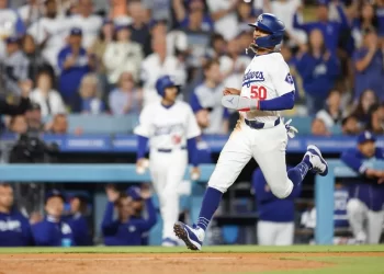 Lesionan a Mookie Betts por impacto en la mano izquierda