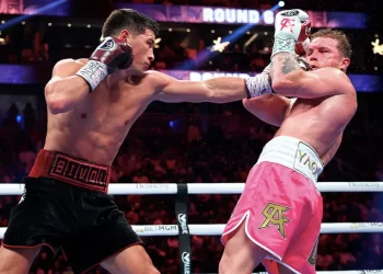 Dmitry Bivol confirma que no habrá revancha con Canelo Álvarez