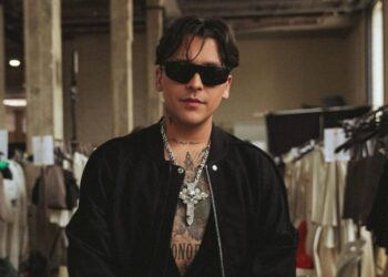 Christian Nodal exhibe anillo en evento de moda en París, ¿boda a la vista?