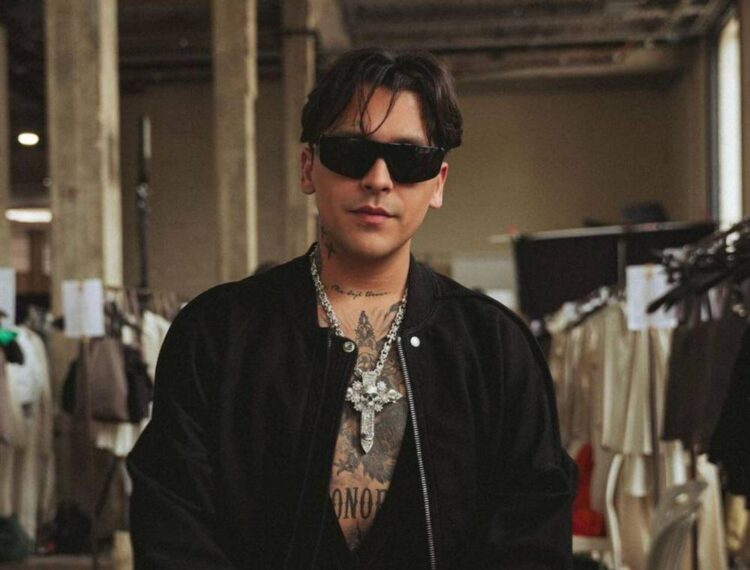 Christian Nodal exhibe anillo en evento de moda en París, ¿boda a la vista?