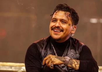 Fan arremete contra Ángela Aguilar durante concierto de Christian Nodal