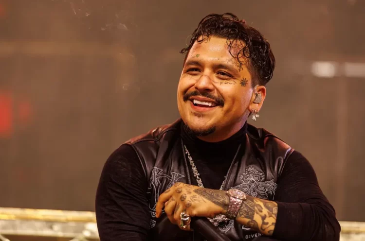 Fan arremete contra Ángela Aguilar durante concierto de Christian Nodal