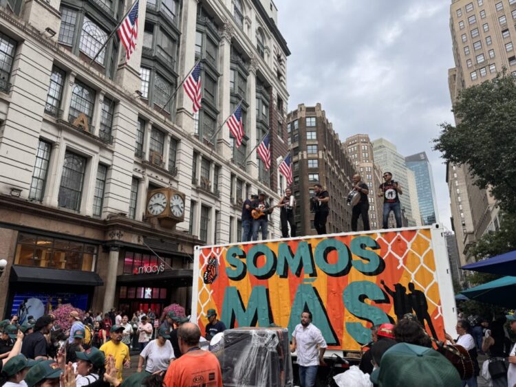 Migrantes se manifiestan en Nueva York contra medidas discriminatorias de EE. UU.