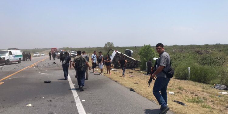 Choque frontal de patrulla y auto en carretera Victoria-Tampico: un muerto y seis heridos