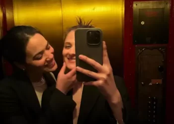 Louisa Jacobson Gummer anuncia relación con la productora Anna Blendell